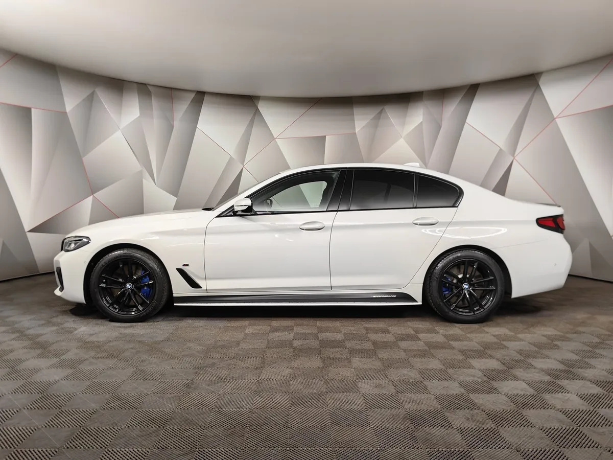 BMW 5 серия 540i xDrive Steptronic (340 л.с.) M Sport Pro Белый в АВИЛОН. Слайд №5