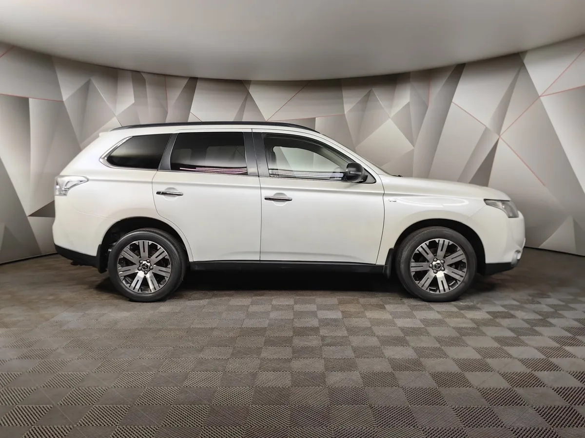 Mitsubishi Outlander 3.0 AT 4WD (230 л.с.) Белый в АВИЛОН. Слайд №6
