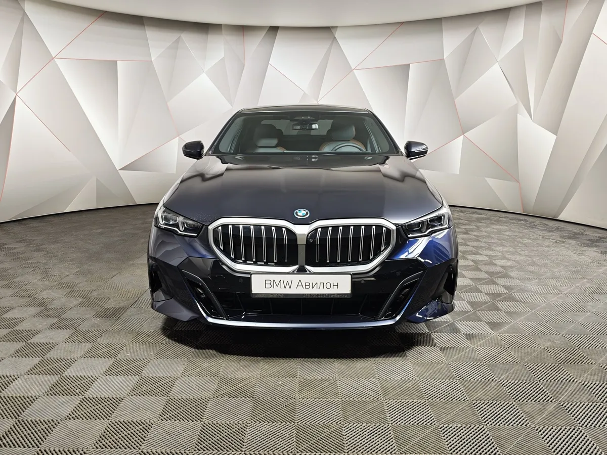BMW 5 серия 530e AT RWD (299 л.с.) Черный в АВИЛОН. Слайд №3
