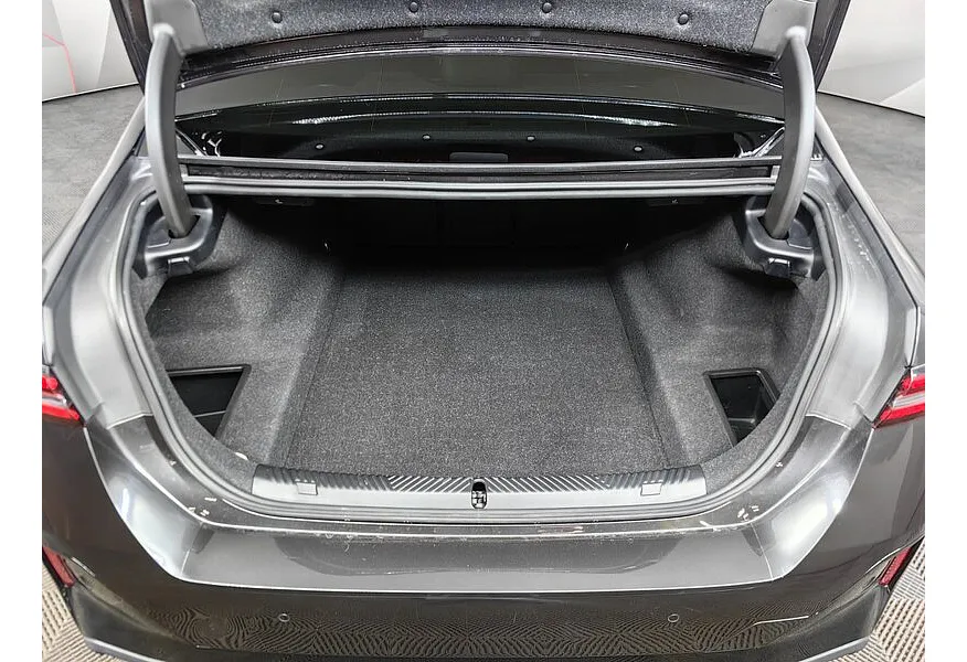 BMW 5 серия 520d xDrive AT (197 л.с.) Черный в АВИЛОН. Слайд №9