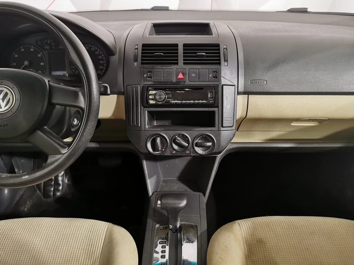 Volkswagen Polo 1.4 AT (75 л.с.) Черный в АВИЛОН. Слайд №13