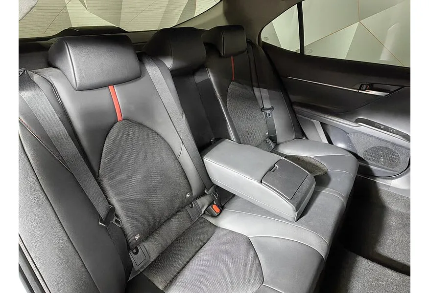 Toyota Camry 2.5 AT (200 л.с.) GR-SPORT Белый в АВИЛОН. Слайд №17