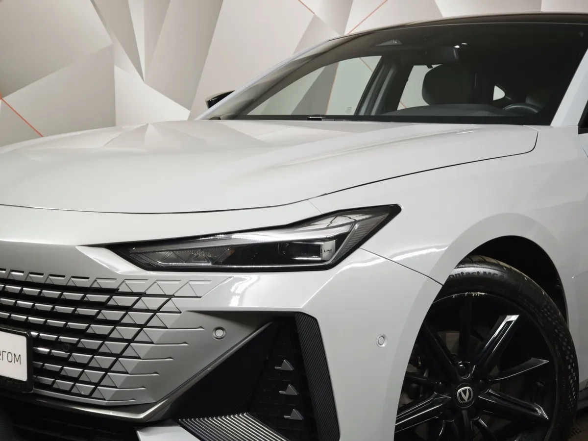 Changan UNI-V 1.5 AMT (181 л.с.) DLX Белый в АВИЛОН. Слайд №10