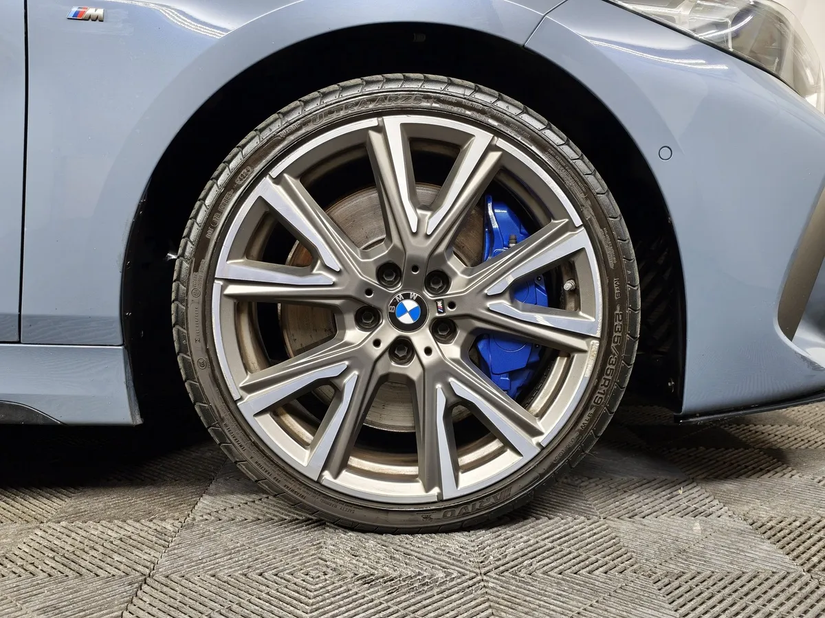 BMW 1 серия M135i 2.0T AT xDrive (306 л.с.) Серый в АВИЛОН. Слайд №7