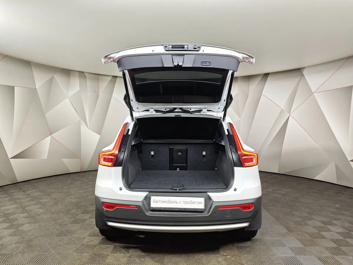 Volvo XC40 2.0 B4 AT AWD (190 л.с.) Deluxe Белый в АВИЛОН. Слайд №12