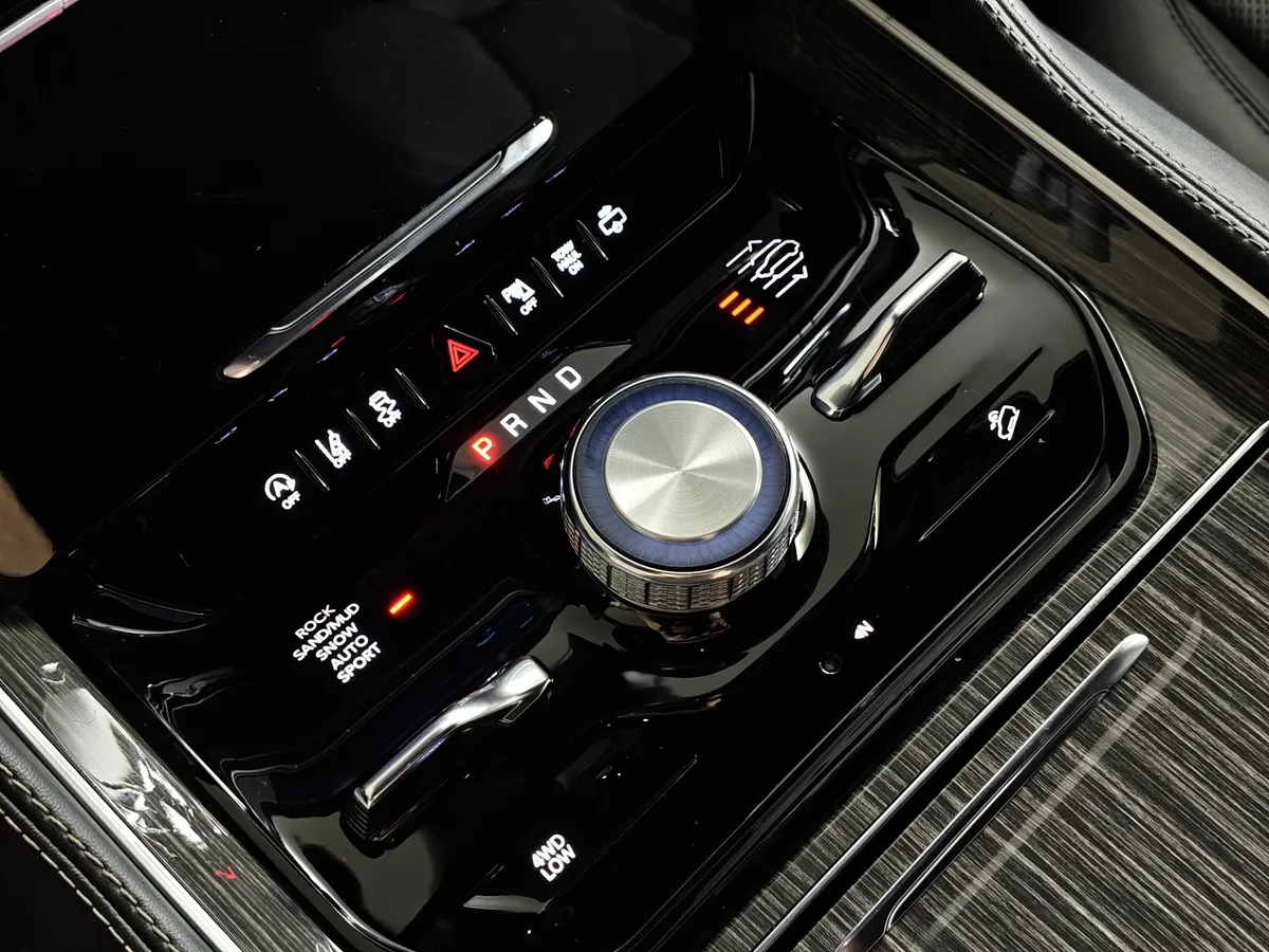 Jeep Grand Wagoneer 5.7 AT 4WD (397 л.с.) 7 мест Overland Черный в АВИЛОН. Слайд №23