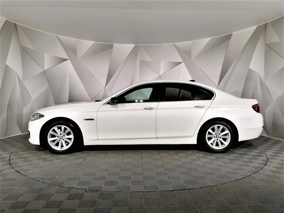 BMW 5 серия 528i xDrive AT (245 л.с.) Base Локальная сборка Белый в АВИЛОН. Слайд №5