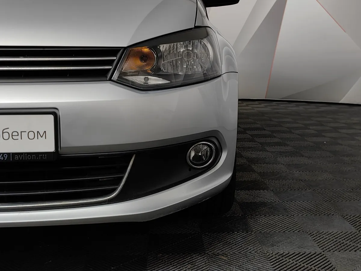 Volkswagen Polo 1.6 MPI AT (110 л.с.) Highline Серебристый в АВИЛОН. Слайд №10