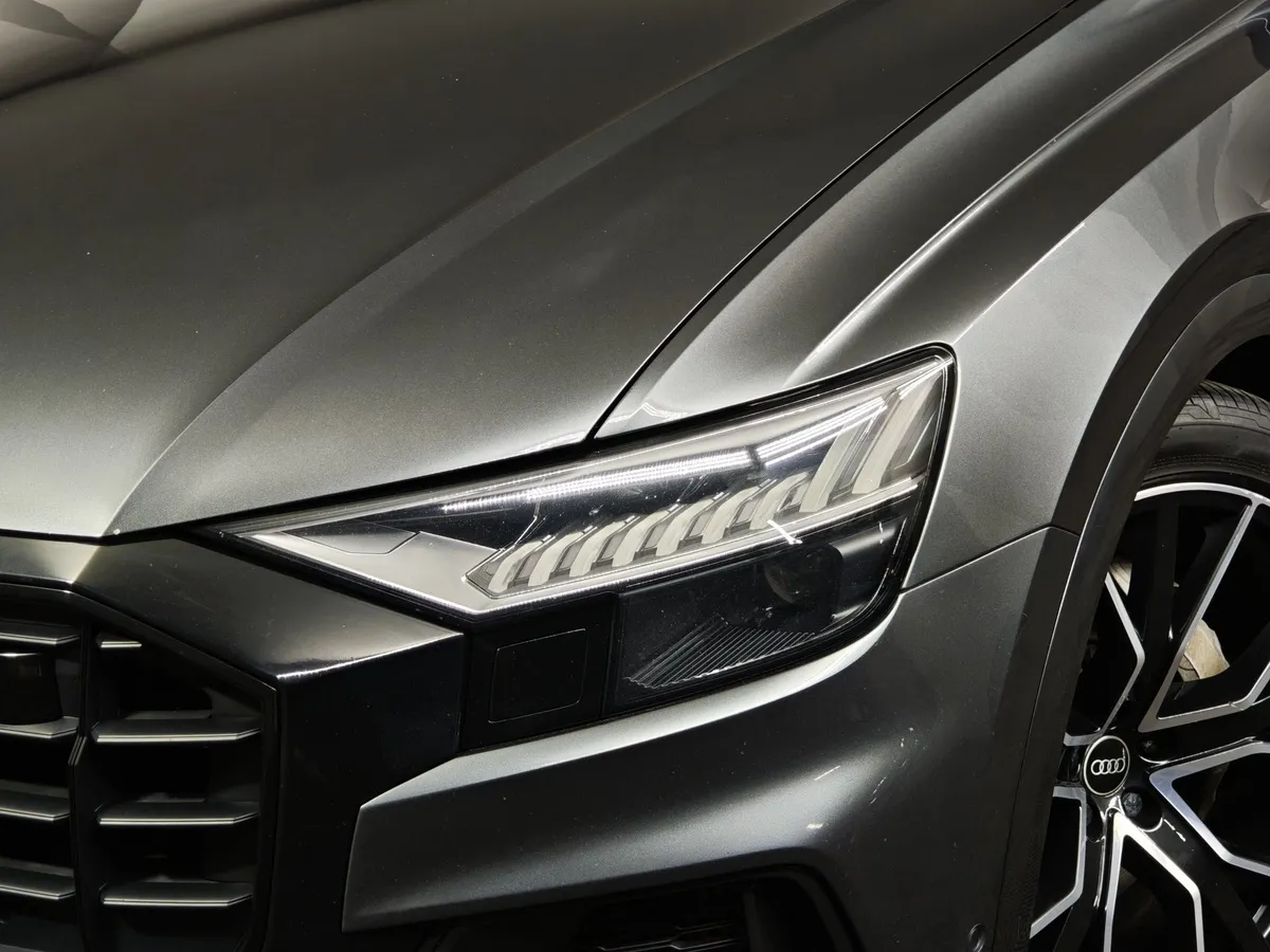Audi Q8 55 TFSI Tiptronic quattro (340 л.с.) Серый в АВИЛОН. Слайд №10