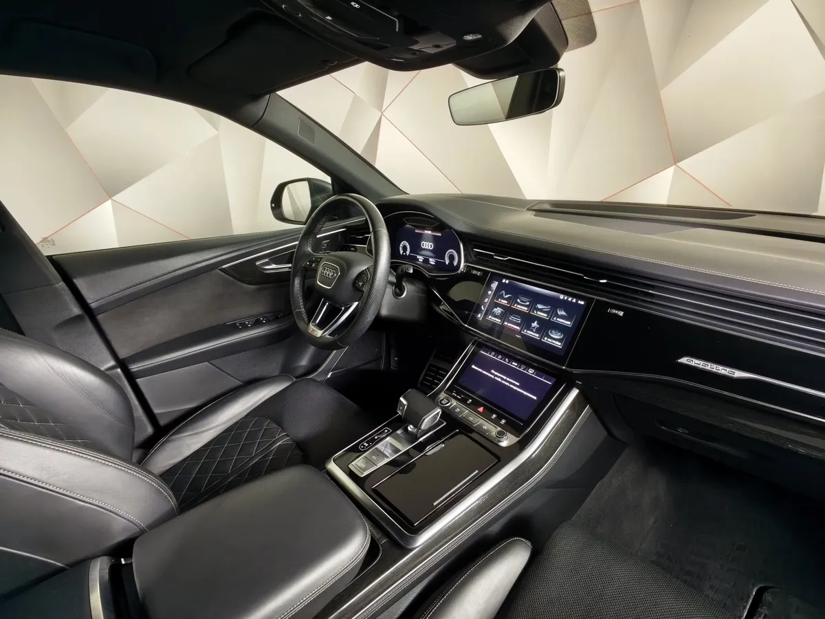 Audi Q8 55 TFSI Tiptronic quattro (340 л.с.) Серый в АВИЛОН. Слайд №13