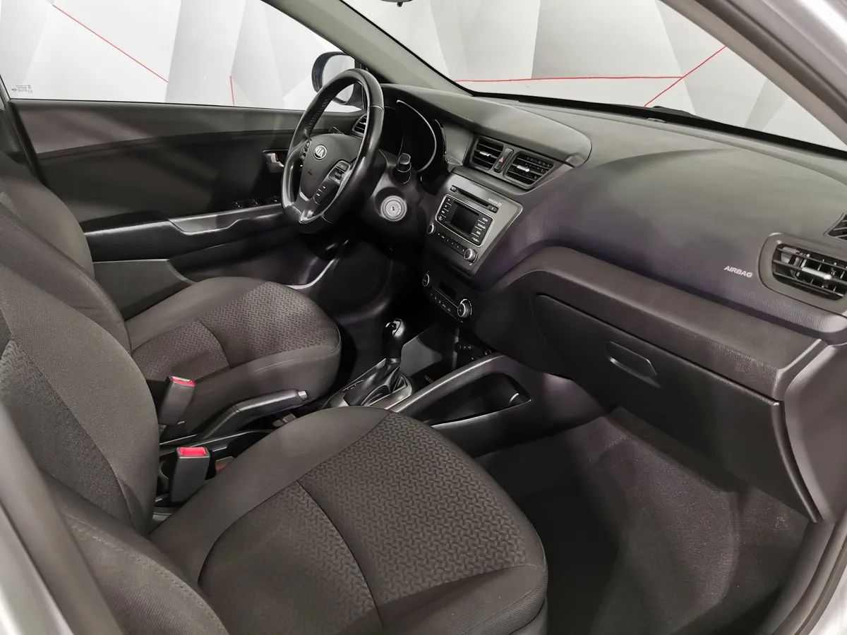 Kia Rio 1.6 AT (123 л.с.) Серебристый в АВИЛОН. Слайд №12