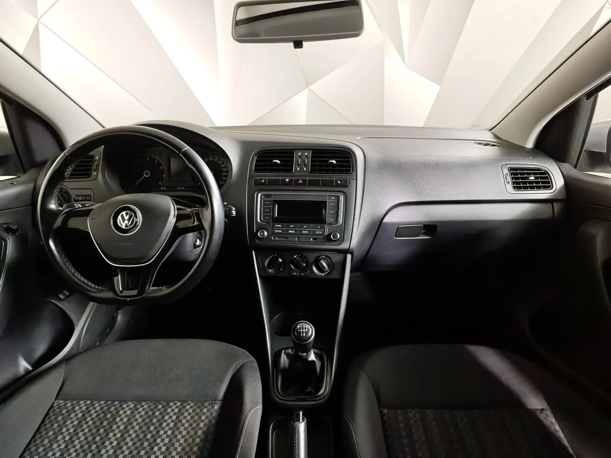 Volkswagen Polo 1.6 Tiptronic (105 л.с.) Comfortline Серебристый в АВИЛОН. Слайд №13 Volkswagen Polo 1.6 Tiptronic (105 л.с.) Comfortline Серебристый в АВИЛОН. Слайд №13