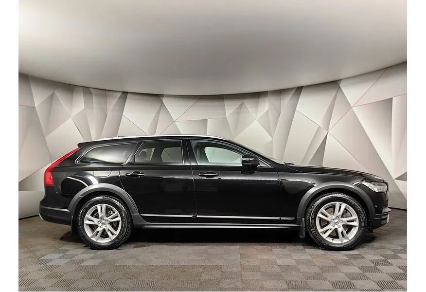 Volvo V90 Cross Country 2.0 D4 AT AWD (190 л.с.) Pro Черный в АВИЛОН. Слайд №6