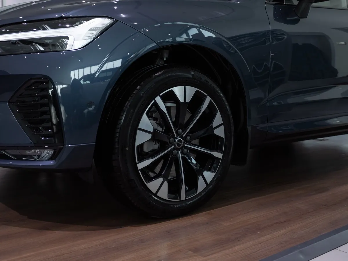 Volvo XC60 2.0 B5 8AT AWD (250 л.с.) Ultra Dark Синий в АВИЛОН. Слайд №14