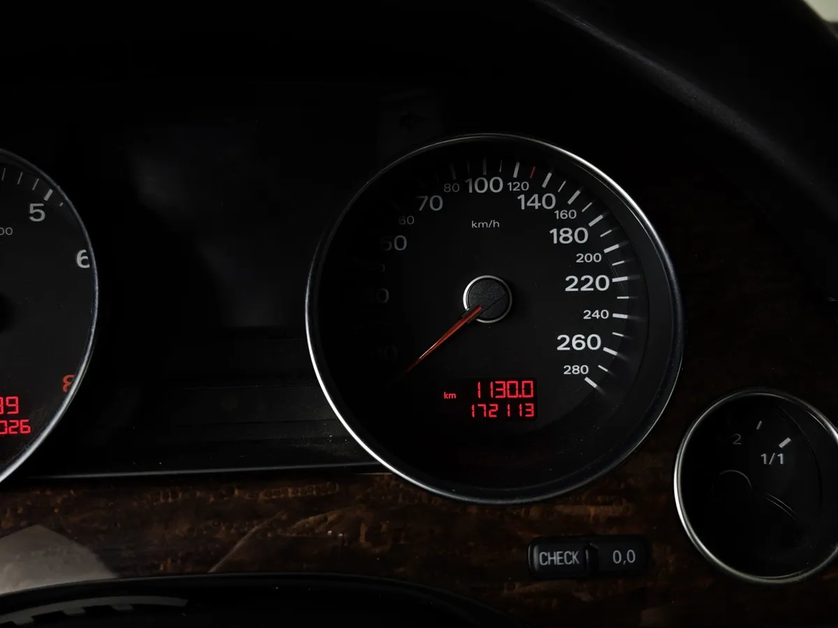 Audi A8 4.2 FSI quattro tiptronic (372 л.с.) Черный в АВИЛОН. Слайд №18