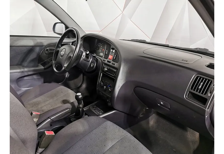 Hyundai Elantra 1.6 MT (105 л.с.) Красный в АВИЛОН. Слайд №9