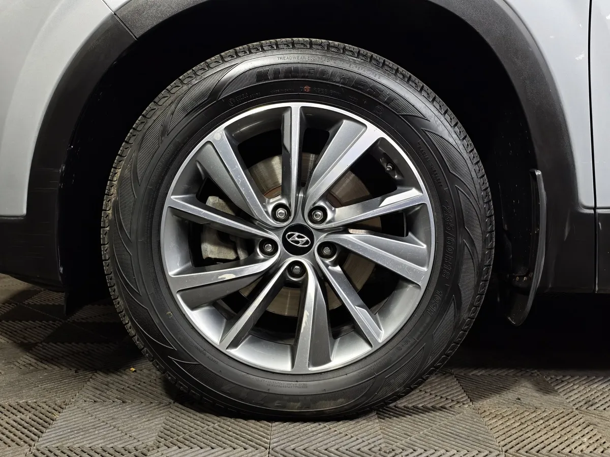 Hyundai Santa Fe 2.2 (200 л.с.) CRDi - 8AT High-tech Серый в АВИЛОН. Слайд №9