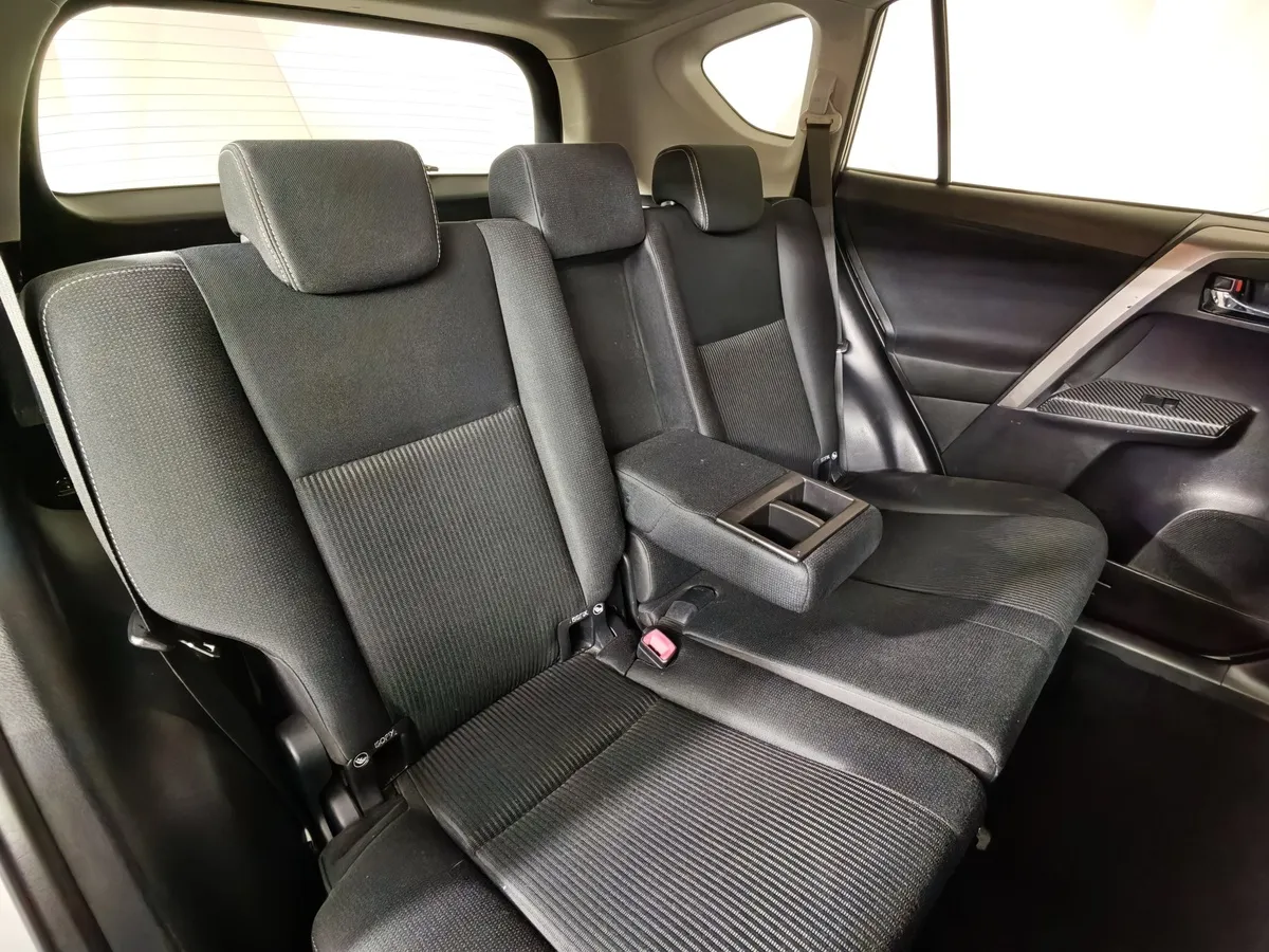 Toyota RAV4 2.0 CVT FWD (146 л.с.) Серебристый в АВИЛОН. Слайд №17