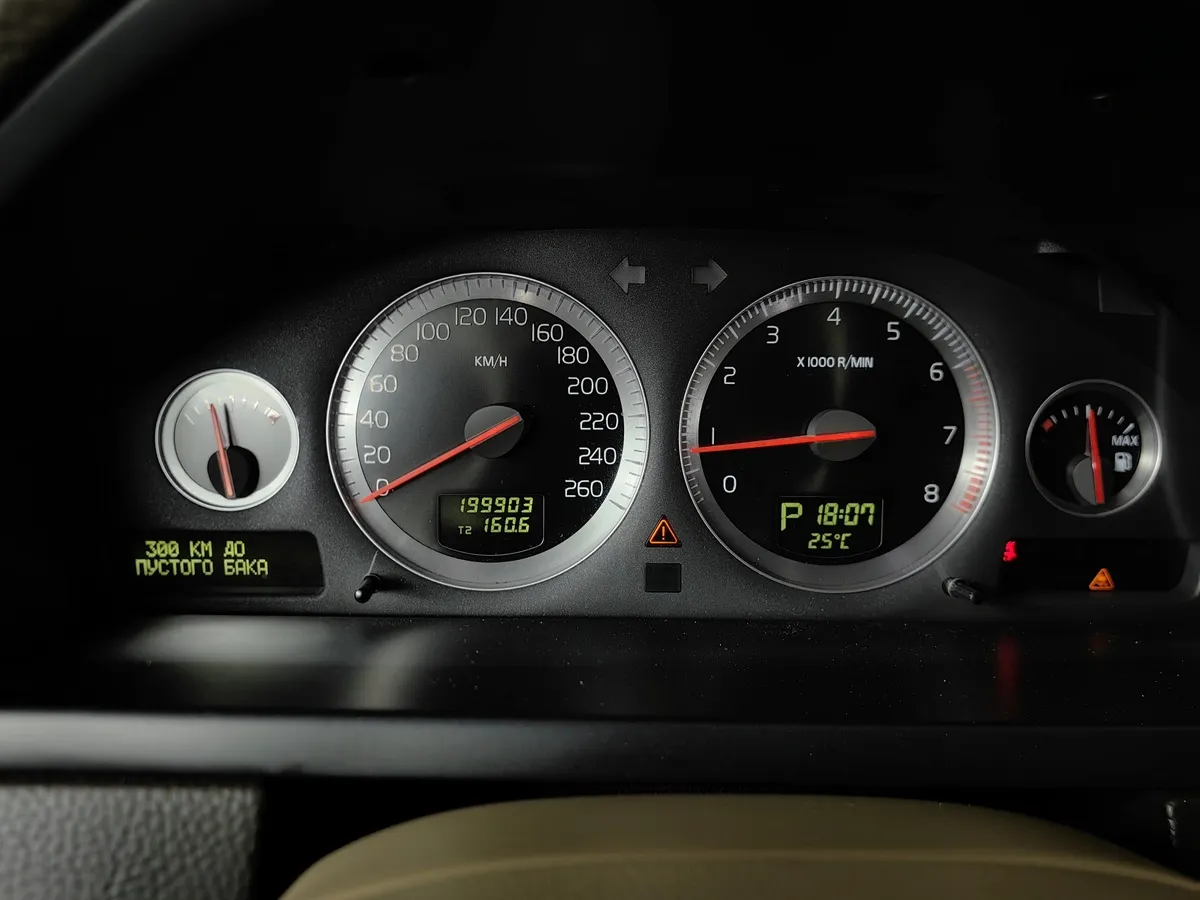 Volvo XC90 2.5 T5 Geartronic AWD (5 мест) (210 л.с.) Белый в АВИЛОН. Слайд №17