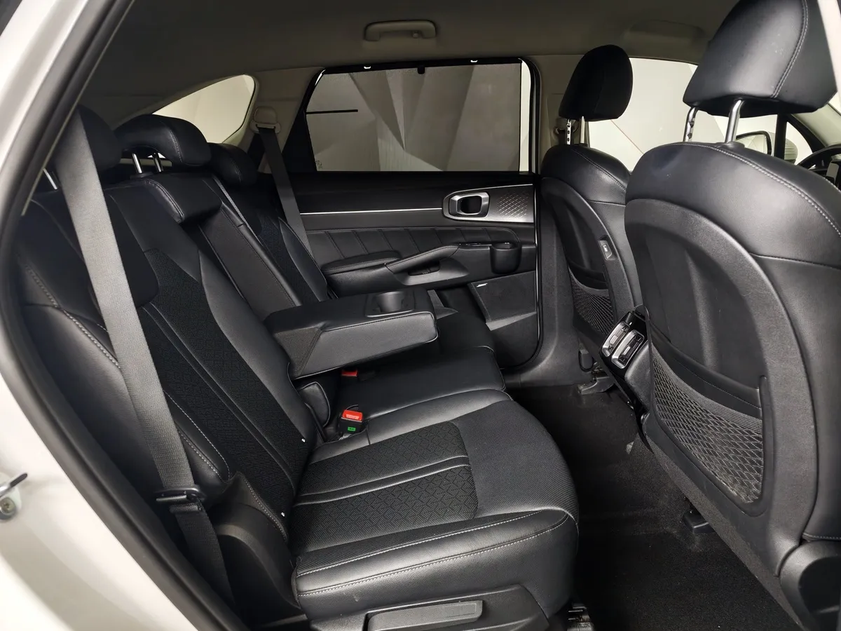 Kia Sorento 2.5 MPI 4WD AT (180 л.с.) Comfort Белый в АВИЛОН. Слайд №17