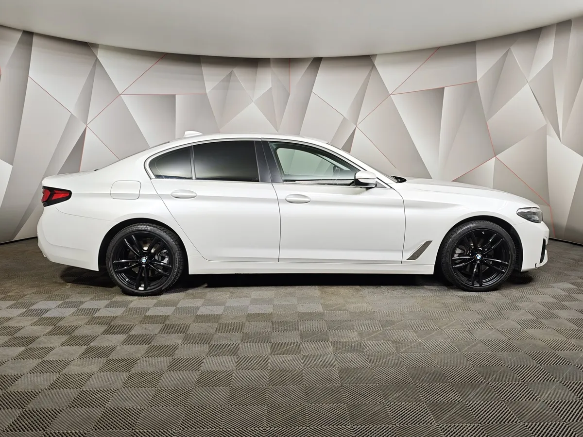BMW 5 серия 520d xDrive Steptronic (190 л.с.) Base (Локальная сборка) Белый в АВИЛОН. Слайд №6