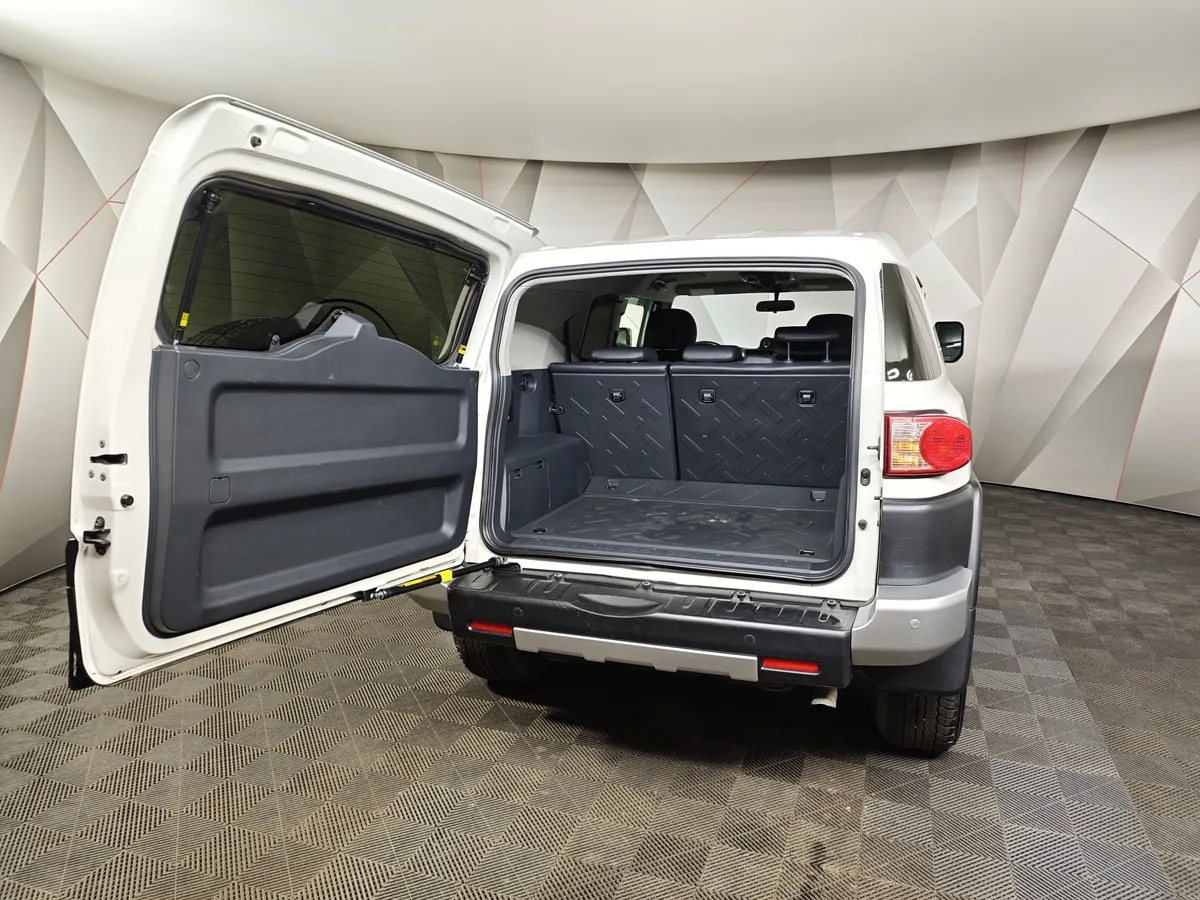 Toyota FJ Cruiser 4.0 AT 4WD (276 л.с.) Белый в АВИЛОН. Слайд №11