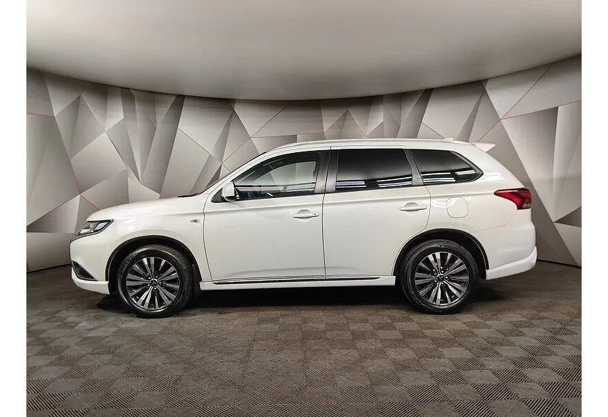 Mitsubishi Outlander 2.0 CVT (146 л.с.) Invite Белый в АВИЛОН. Слайд №5