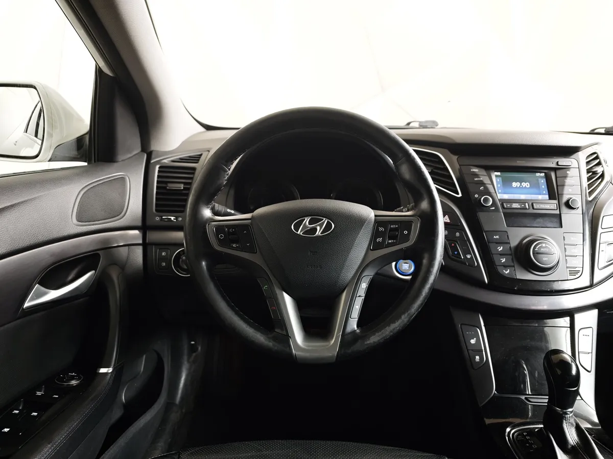 Hyundai i40 2.0 AT (150 л.с.) Premium Белый в АВИЛОН. Слайд №19