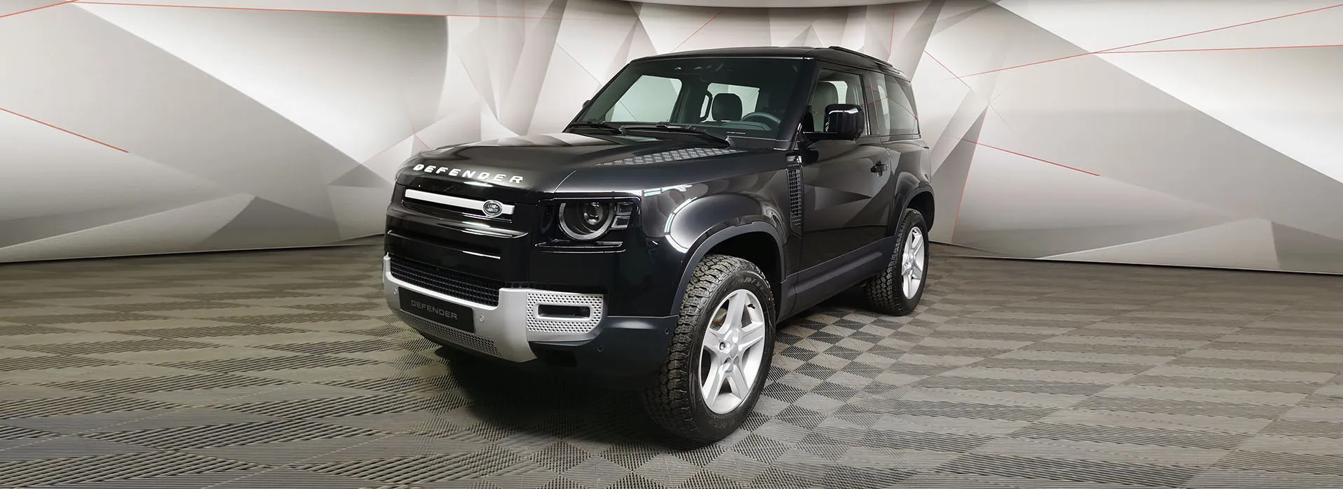 Первый в этом году - трехдверный Defender!