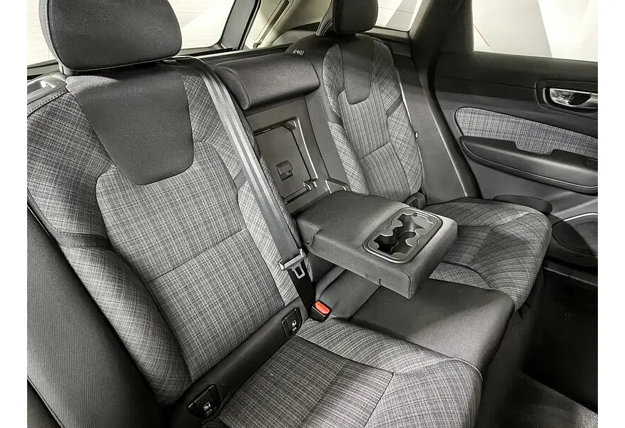 Volvo XC60 2.0 B5 mild hybrid AT AWD (249 л.с.) Momentum Серый в АВИЛОН. Слайд №17