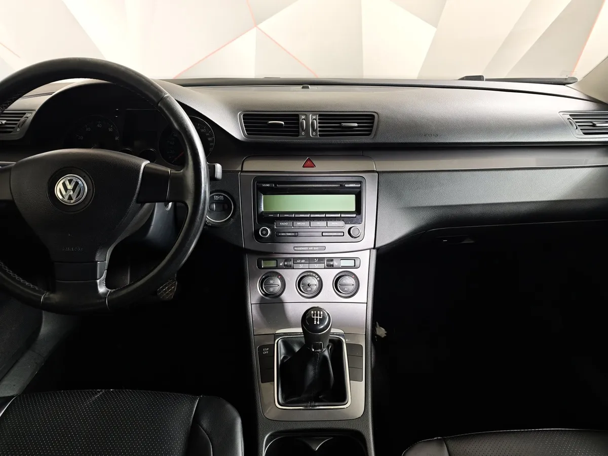 Volkswagen Passat 1.6 MPI MT (102 л.с.) Черный в АВИЛОН. Слайд №14