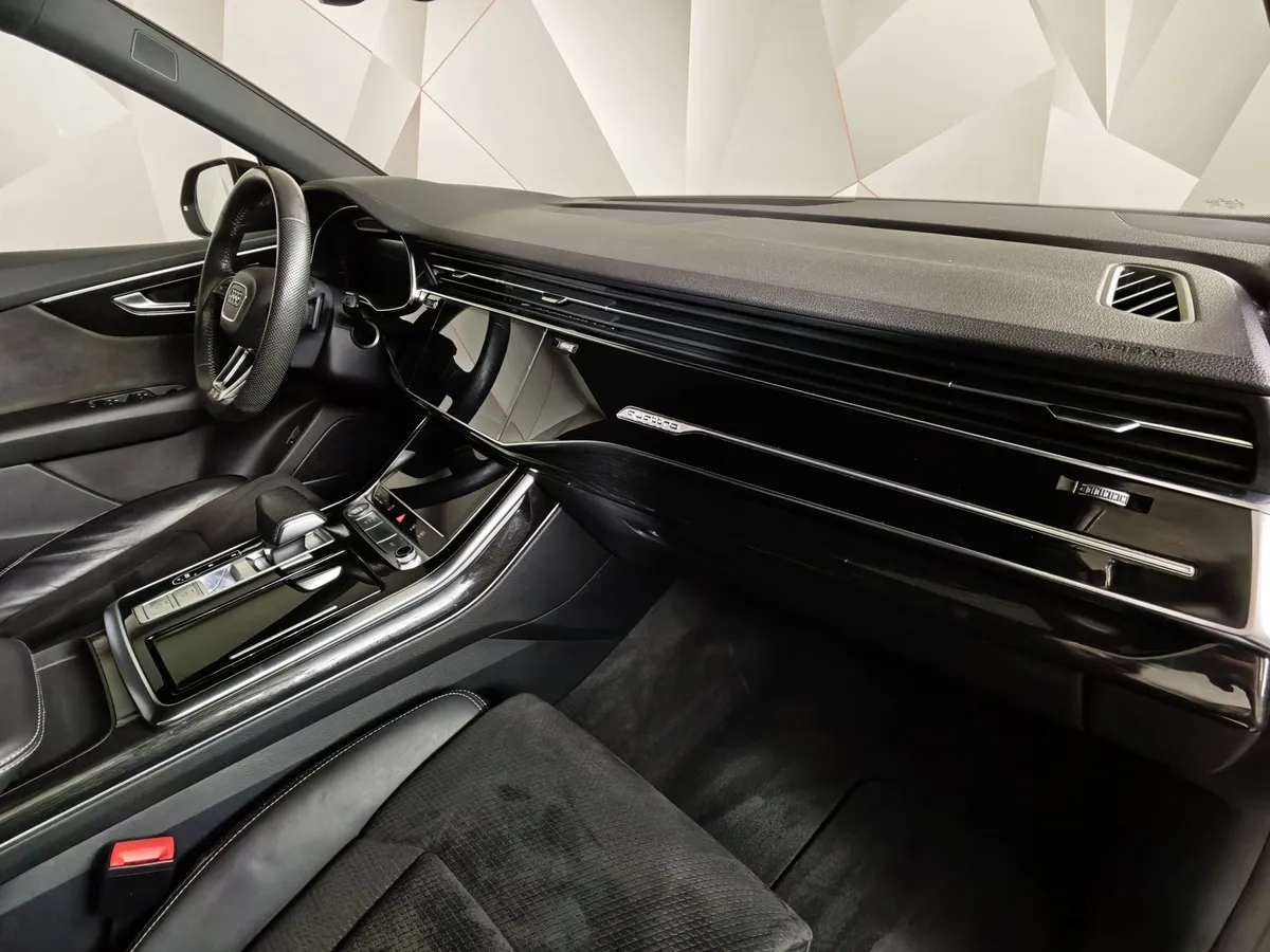 Audi Q8 55 TFSI Tiptronic quattro (340 л.с.) Серый в АВИЛОН. Слайд №13