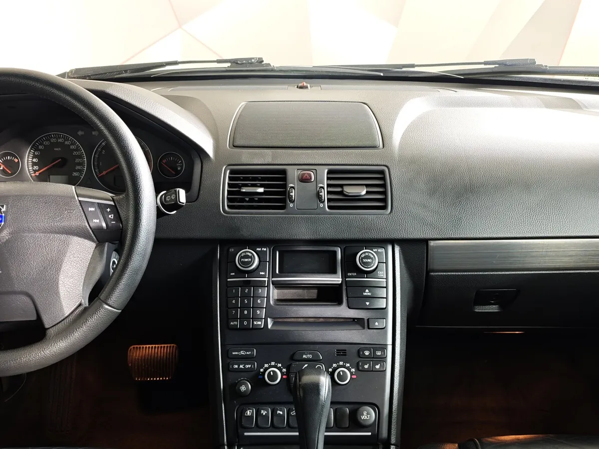 Volvo XC90 2.5 T5 Geartronic AWD (5 мест) (210 л.с.) Серебристый в АВИЛОН. Слайд №14