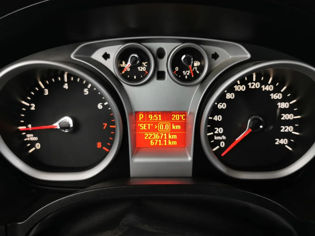 Ford Focus 1.6 AT (101 л.с.) Titanium Фиолетовый в АВИЛОН. Слайд №15