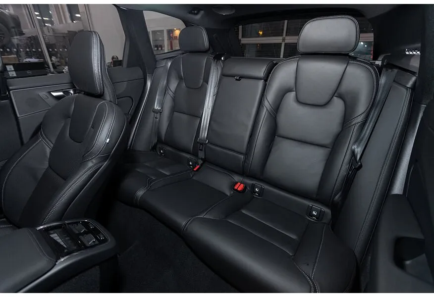 Volvo XC60 2.0 B5 8AT AWD (250 л.с.) Ultra Черный в АВИЛОН. Слайд №8