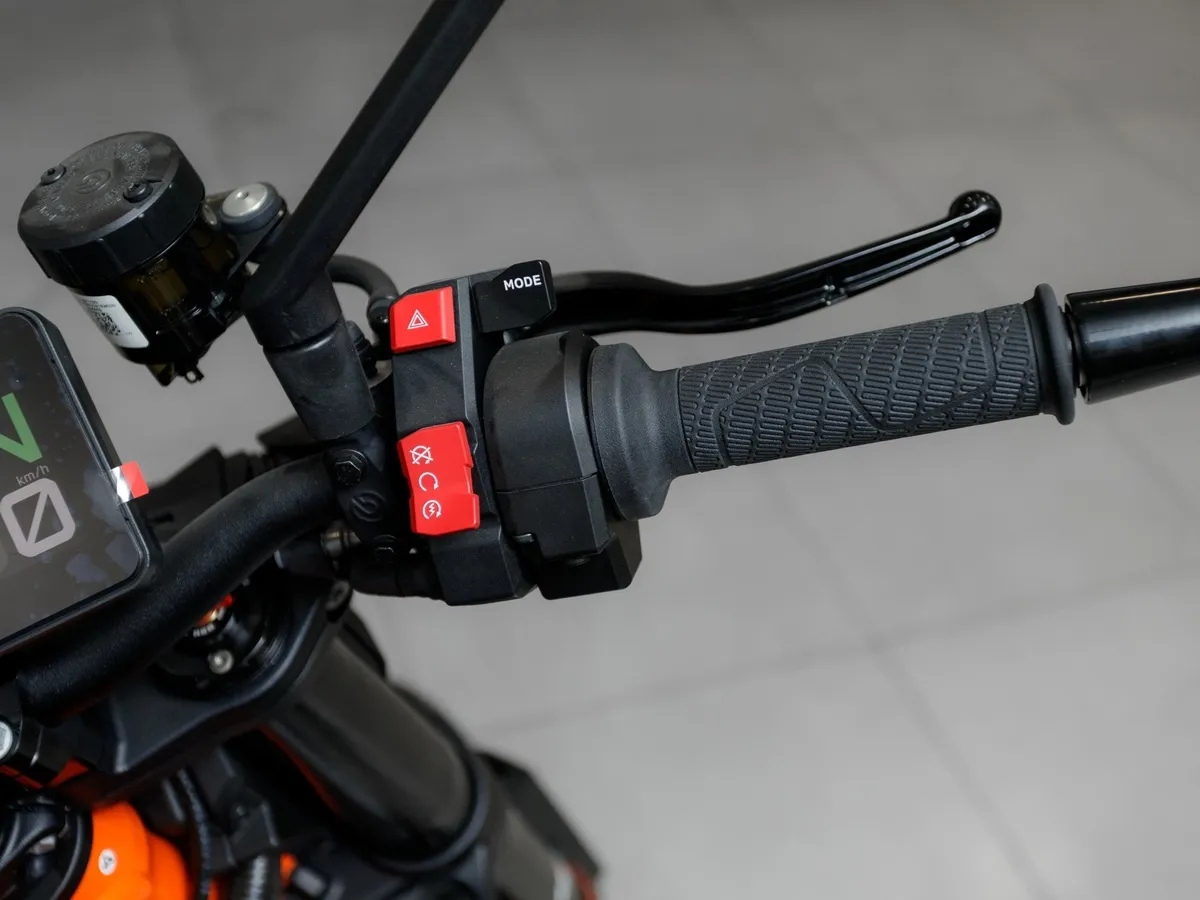 KTM 990 Duke 947 см³ (123 л.с.) 947 Белый в АВИЛОН. Слайд №13
