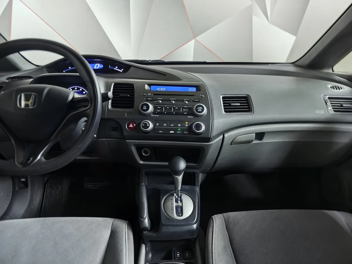 Honda Civic 1.8 AT (140 л.с.) Красный в АВИЛОН. Слайд №14