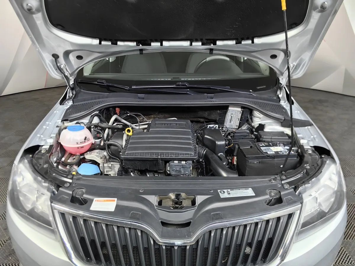 Skoda Rapid 1.6 MT (105 л.с.) Серебристый в АВИЛОН. Слайд №11