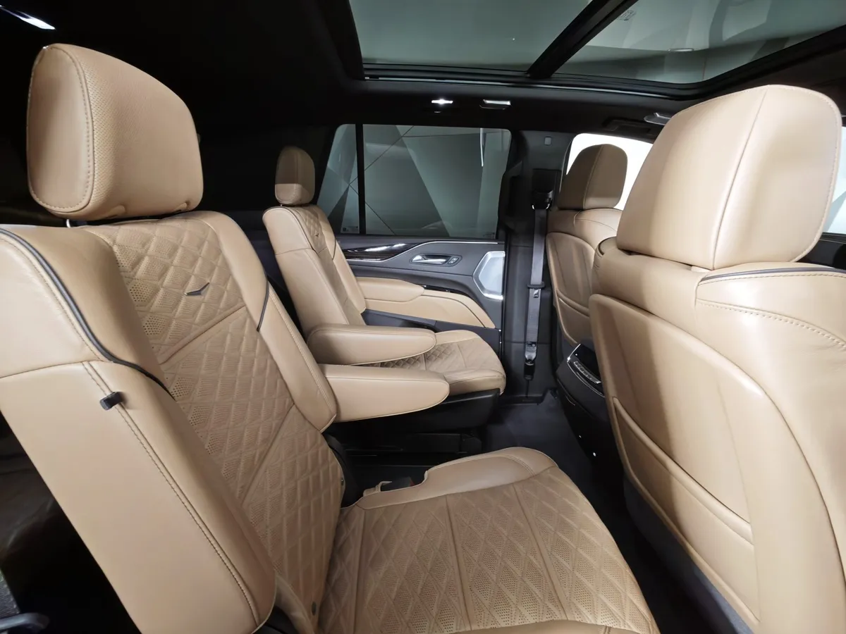 Cadillac Escalade 6.2 AT AWD (420 л.с.) Sport Синий в АВИЛОН. Слайд №16
