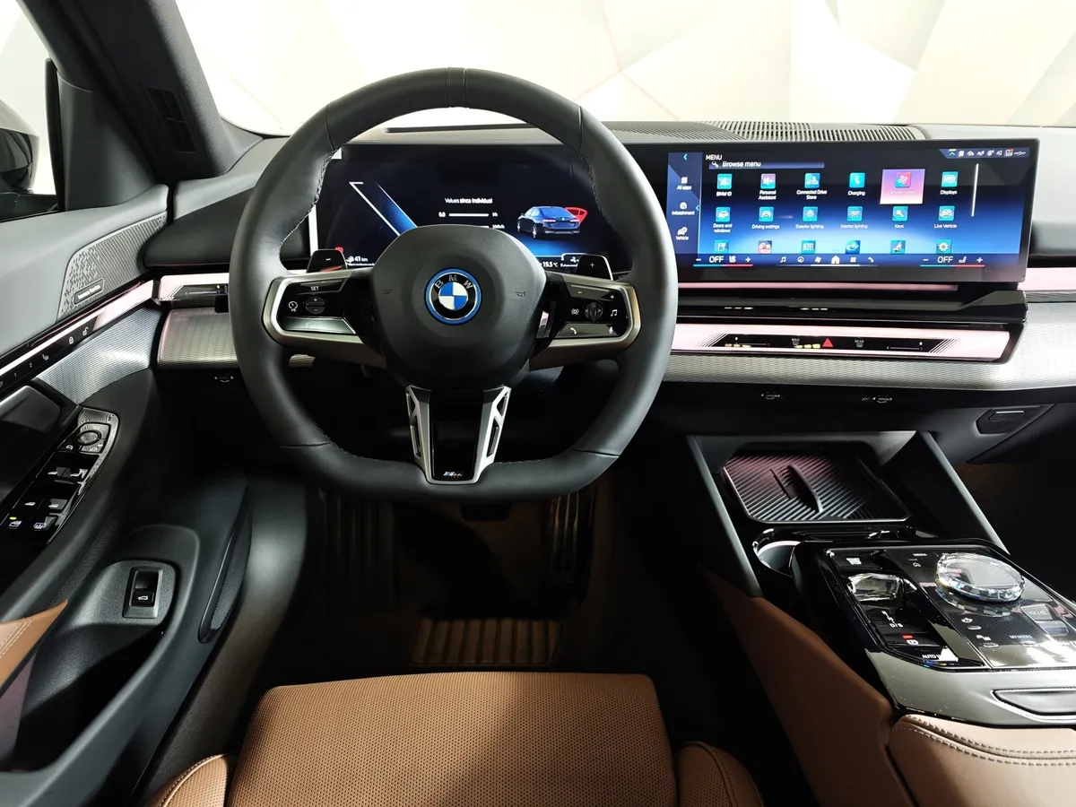 BMW 5 серия 530e AT RWD (299 л.с.) Черный в АВИЛОН. Слайд №15