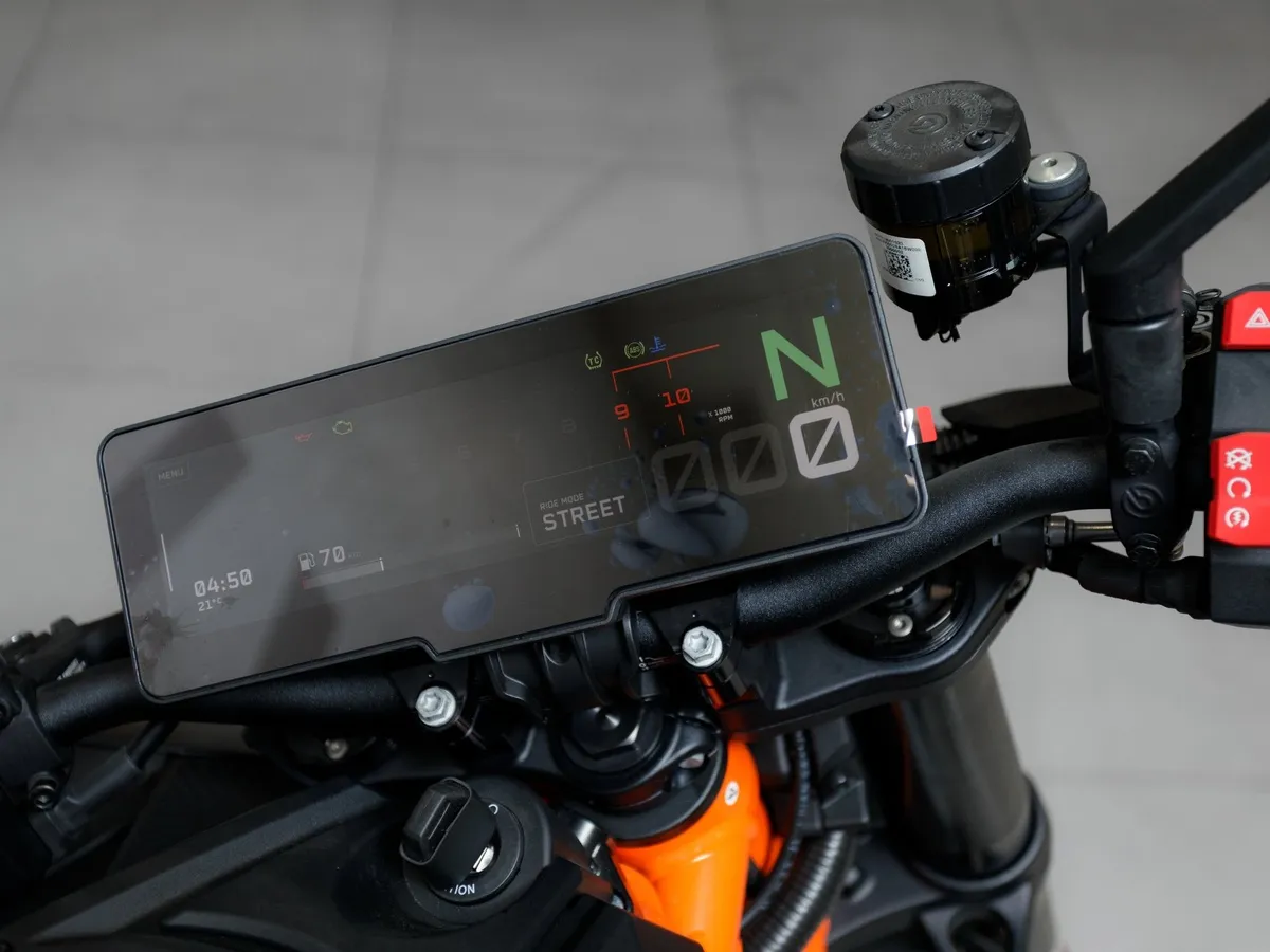 KTM 990 Duke 947 см³ (123 л.с.) 947 Белый в АВИЛОН. Слайд №14