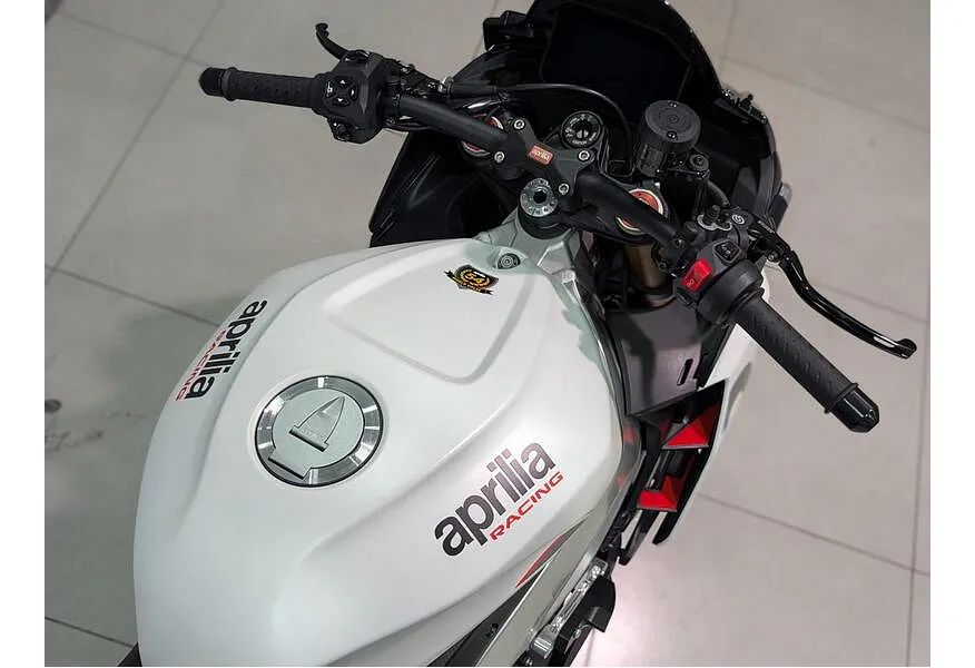 Aprilia Tuono V4 1077 см³ (175 л.с.) (175) 1077 Белый в АВИЛОН. Слайд №10