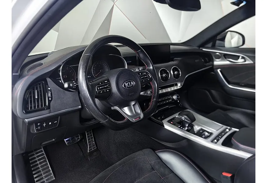Kia Stinger 2.0 AT AWD (247 л.с.) GT Line Белый в АВИЛОН. Слайд №11