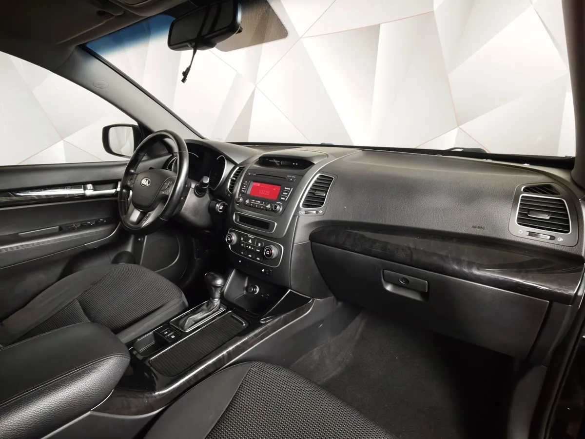 Kia Sorento 2.4 AT 4WD (175 л.с.) Luxe Черный в АВИЛОН. Слайд №12