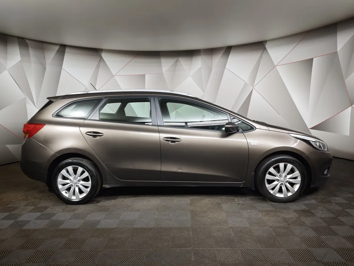 Kia Ceed 1.6 MT (122 л.с.) Коричневый в АВИЛОН. Слайд №6