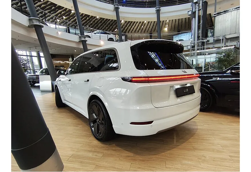 Li Auto L9 1.5 AT 4WD (449 л.с.) Ultra Белый в АВИЛОН. Слайд №7
