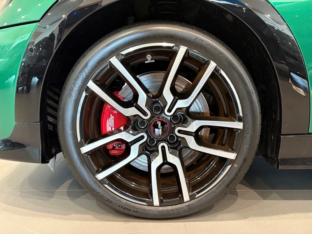 MINI 3 двери 2.0 AMT FWD (231 л.с.) Зеленый в АВИЛОН. Слайд №10