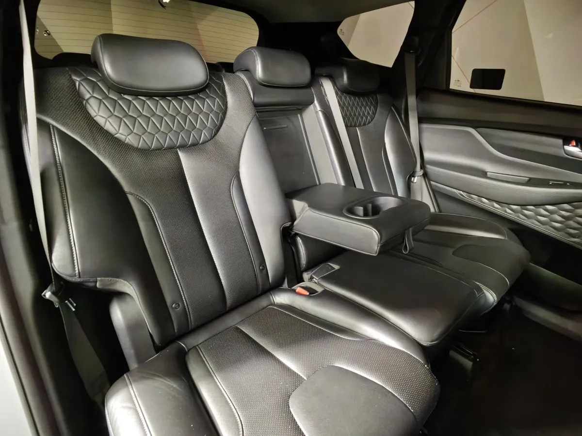 Hyundai Santa Fe 2.2 (200 л.с.) CRDi - 8AT High-tech Серый в АВИЛОН. Слайд №17