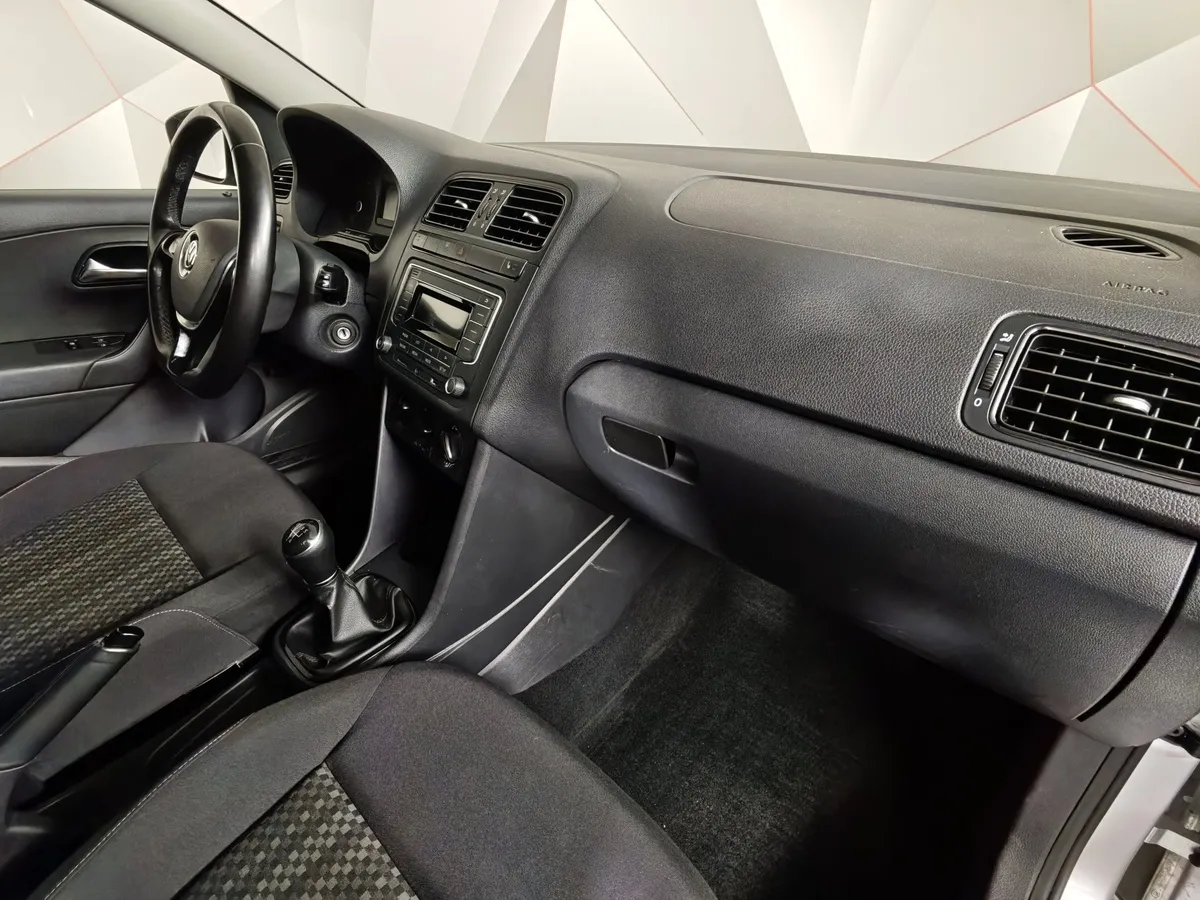 Volkswagen Polo 1.6 Tiptronic (105 л.с.) Comfortline Серебристый в АВИЛОН. Слайд №12 Volkswagen Polo 1.6 Tiptronic (105 л.с.) Comfortline Серебристый в АВИЛОН. Слайд №12