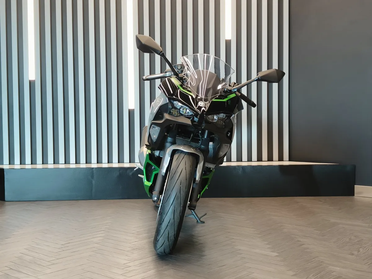 Kawasaki Ninja 7 Hybrid 450 см³ (69 л.с.) 450 Серебристый в АВИЛОН. Слайд №5